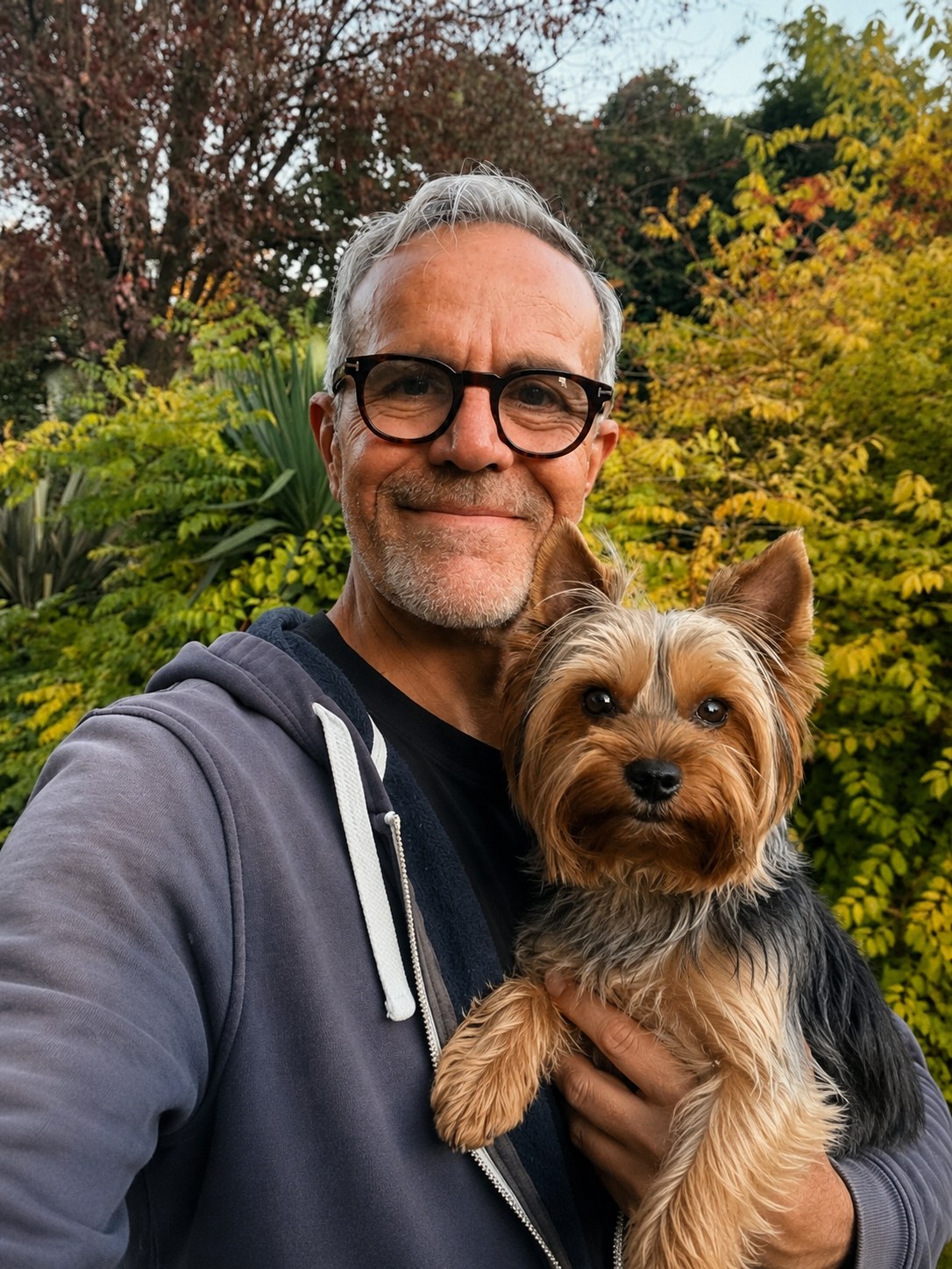 Thierry Philippe avec son Yorkshire Voltaire dans le jardin de Clapiéra
